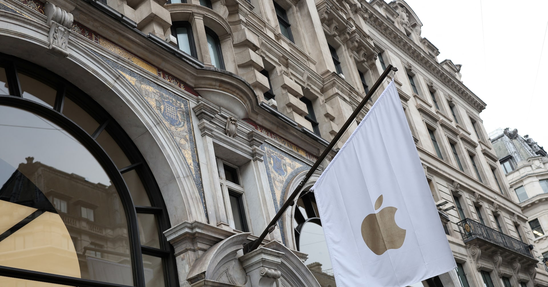 UK regulator weighs app store payment links and opening iPhone NFC