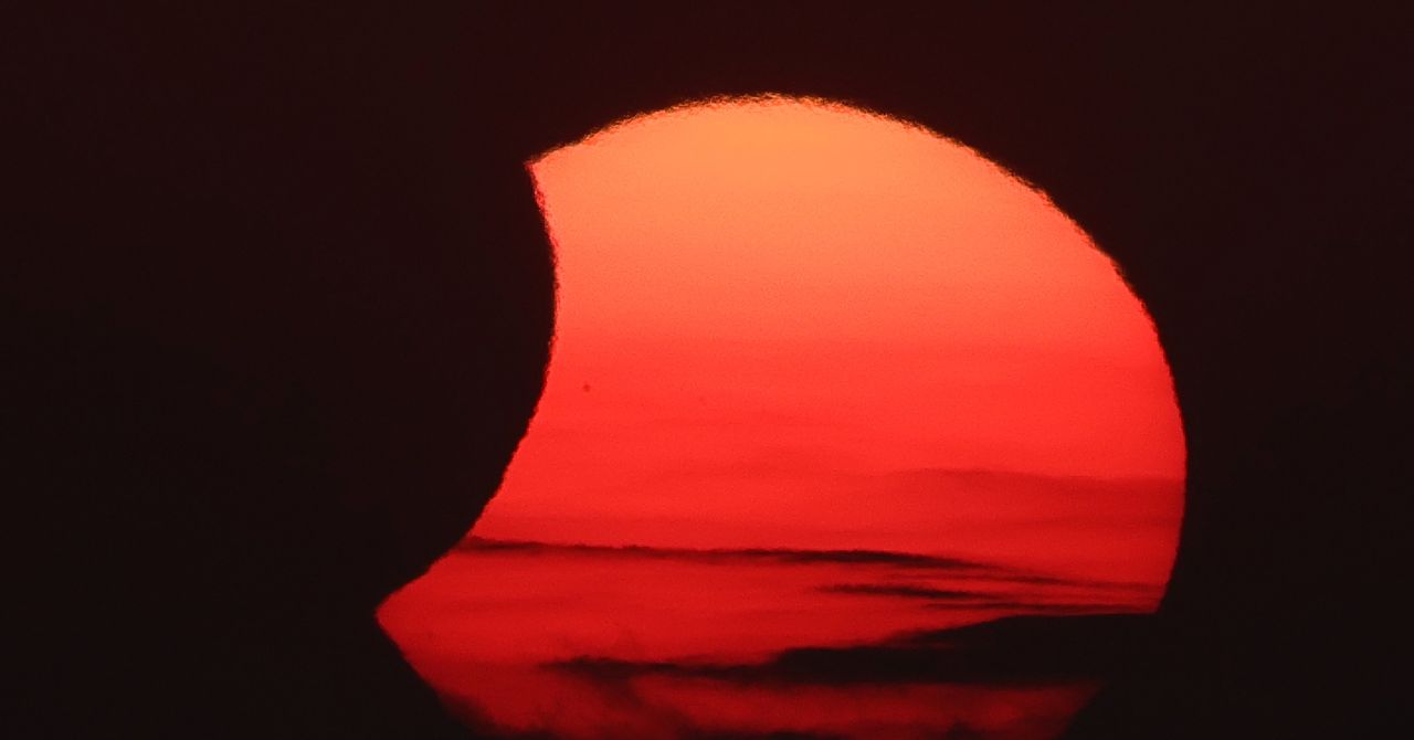 August 2026 solar eclipse photos show Spain’s brief totality
