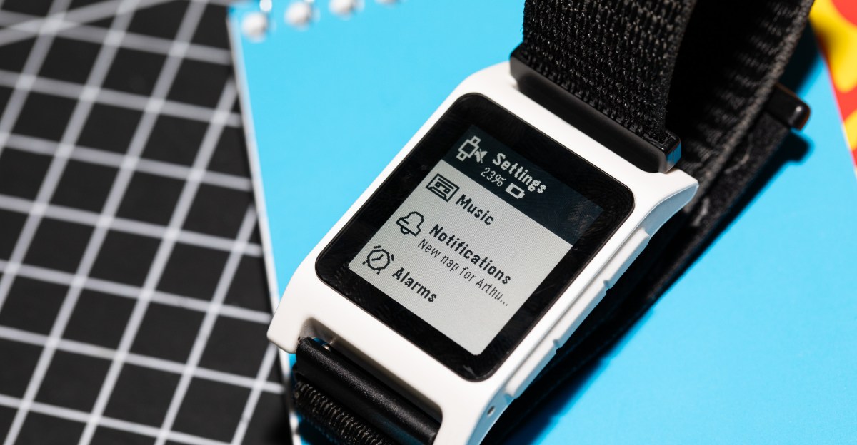 Pebble defends 30-day warranty as cracked glass reports surface